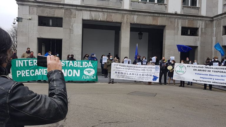 Protesta de trabajadores públicos temporales en Oviedo