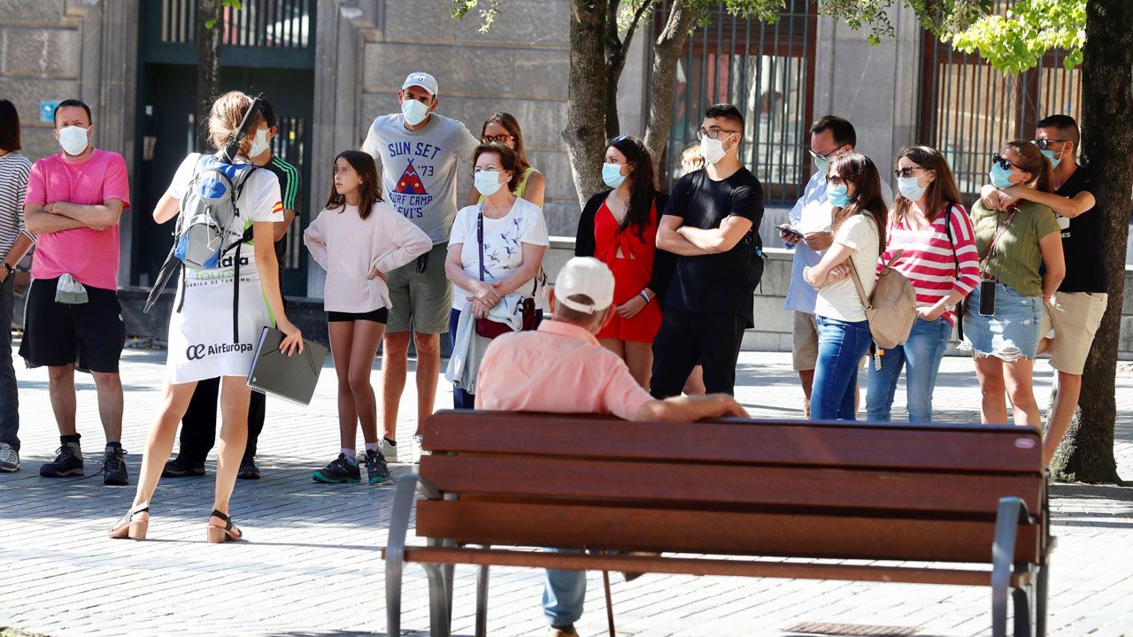 Un grupo de turistas hoy martes en el centro de Oviedo