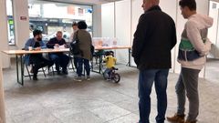 Votantes en una mesa de un colegio electoral de Pola de Siero 