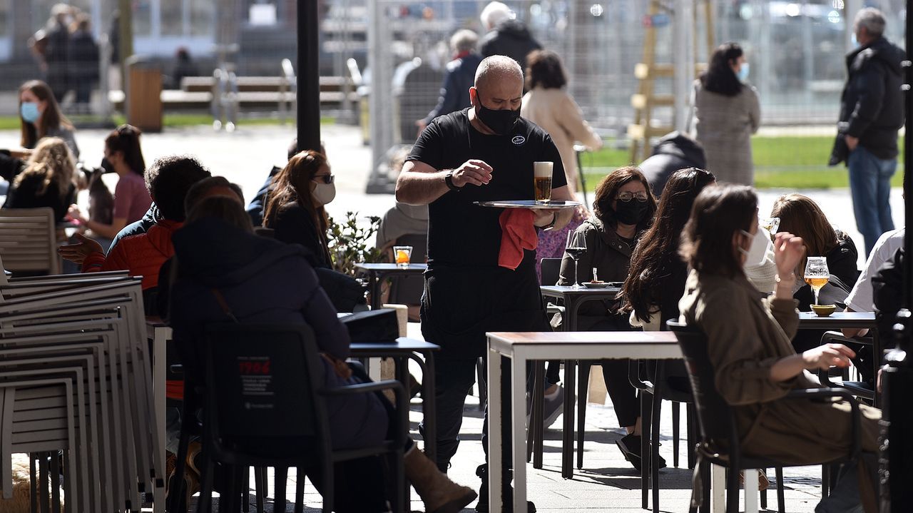 Terrazas llenas en el primer d�a de la primavera gallega.El agente ambiental Juan Carlos Sixto muestra al jefe provincial de Incendios de A Coru�a el lugar en el que se est� produciendo una quema controlada