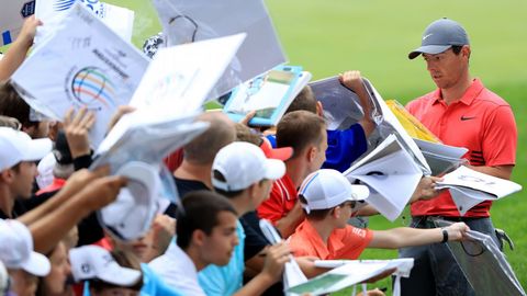 El golfista Rory Mcllroy firma autgrafos durante el WGC-Bridgestone Invitational