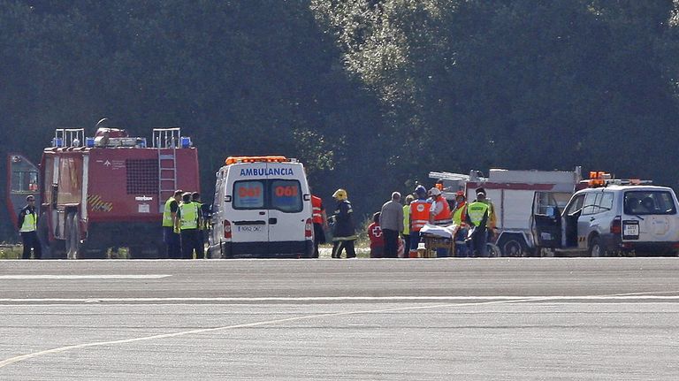 Evacuado con quemaduras de primer grado un operario del aeropuerto de Vigo al explotarle un petardo