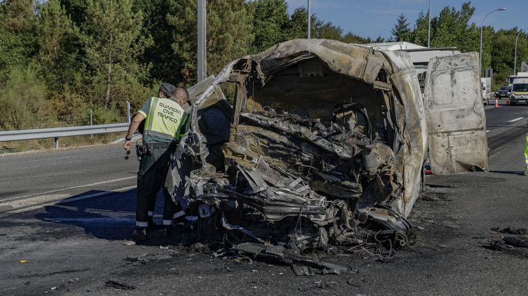 La Guardia Civil ya ha contactado con la empresa para la que trabajaban los dos fallecidos en la A-6 en Lugo, que aún no han sido identificados