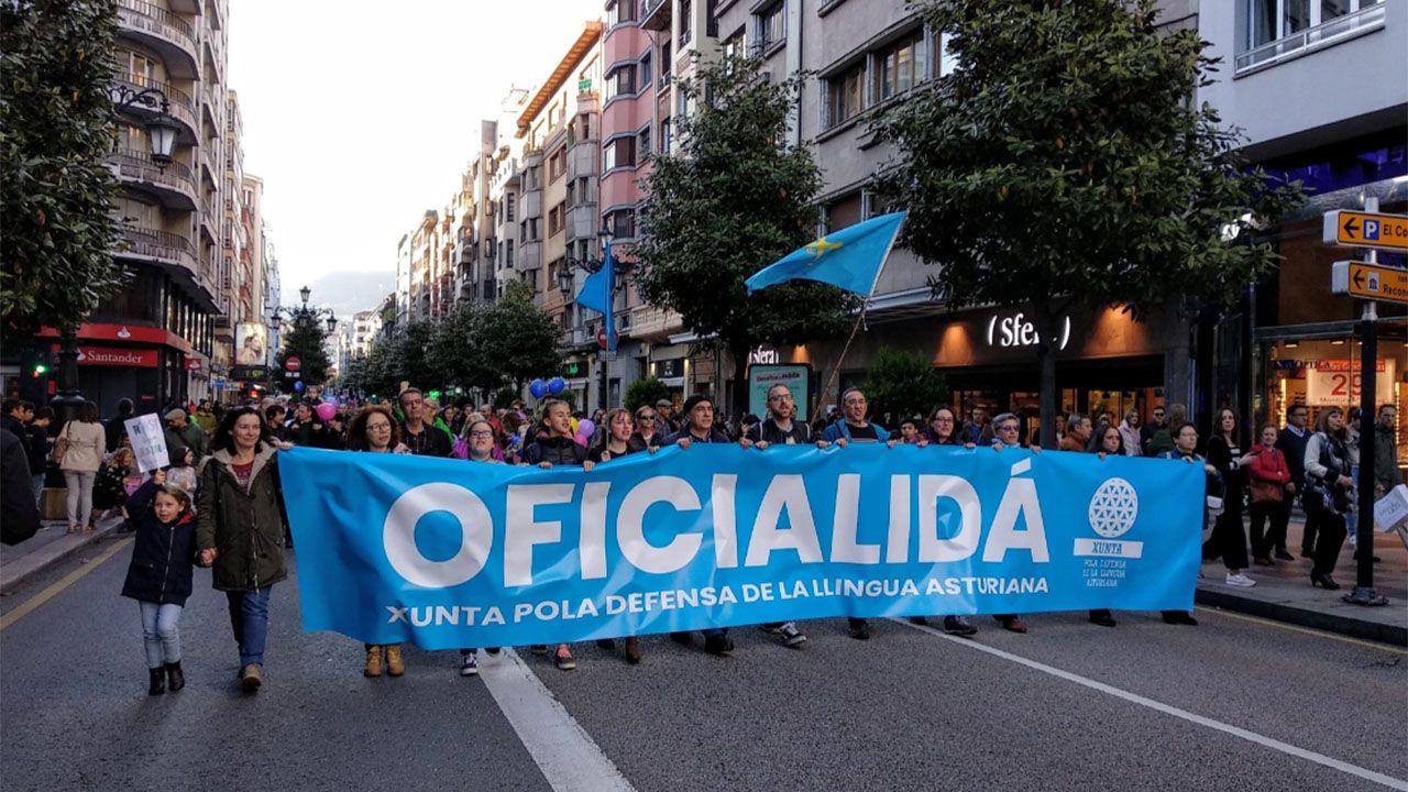 Centro de menores Los Pilares, en Oviedo.Manifestación por la oficialidad del Asturiano en Oviedo