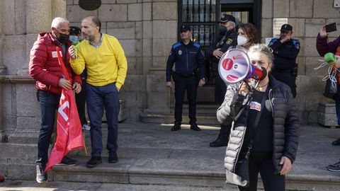El alcalde de Ourense, Gonzalo Pérez Jácome, empujó a una sindicalista que protestaba en la huelga del bus urbano