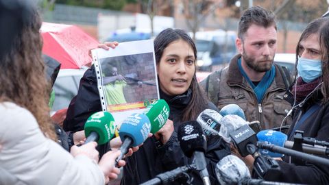 La abogada del rapero Pablo Hasel, Alejandra Matamoros, acompañada por el amigo del cantante David Martín