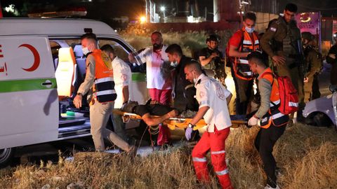 Servicios de emergencia palestinos trasladan a un herido al hospital