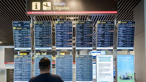 Un hombre observa el panel de llegadas de vuelos de la terminal 1 del aeropuerto Adolfo Surez Madrid-Barajas.