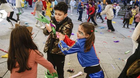 Escolares de varios centros educativos da cidade pasrono en grande na praza Maior de Ourense