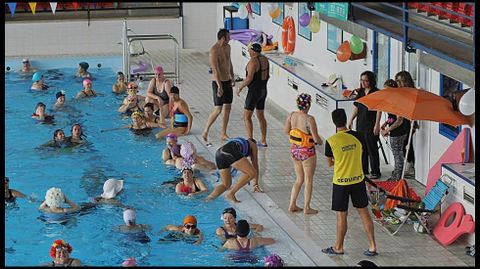 La piscina de A Malata acogi en das pasados una divertida masterclass de aquagym en la que monitores y alumnos se caracterizaron al estilo de los aos sesenta.
