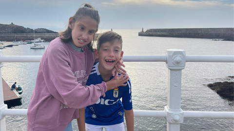 Lola, junto con su hermano Pedro