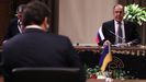 Lavrov, de frente, y Kuleba, de espaldas, en un momento de la negociación entre Ucrania y Rusia