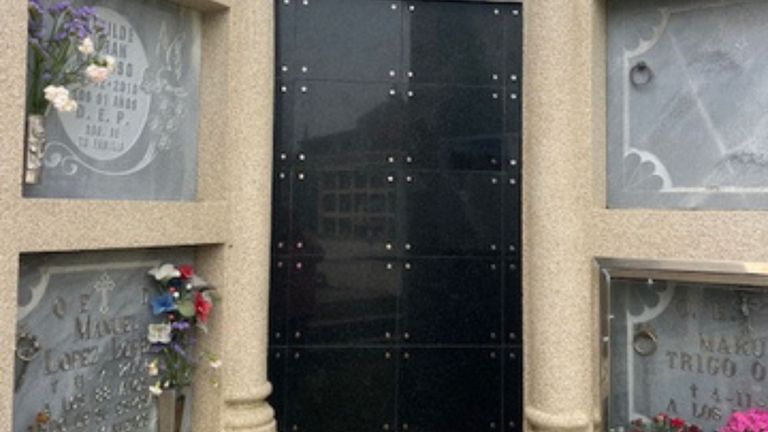 Ouzande estrena los enterramientos «low cost» en el rural estradense