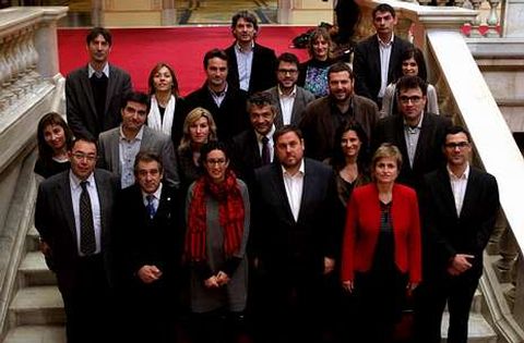 Los parlamentarios de ERC posaron ayer en la escalinata de la cmara catalana.