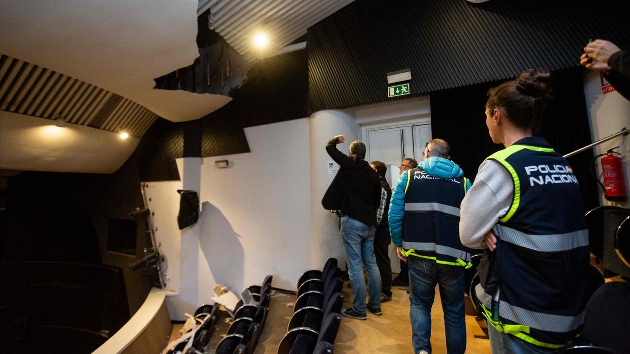 Ca&iacute;da del falso techo del Teatro Principal de Pontevedra actualizado.Juanjo Artero se mete en la piel del inspector Poirot