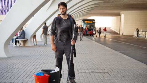 Dimitri, que es de Ribeira, con algunos de los enseres que portaban los voluntarios.