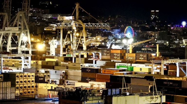 Portacontenedores descargando ayer a las 19.00 en la terminal de Guixar en Vigo.