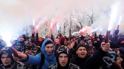 Activistas de ultraderecha queman bengalas para apoyar a la Armada ucraniana