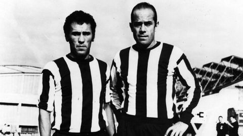 Mtica imgen de Luis Surez y Amancio en Riazor vistiendo la camiseta del Deportivo.
