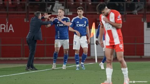 Javi Calleja felicita a Alemao tras el gol del Oviedo al Almería