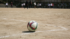 bal�n de f�tbol en una pista polideportiva