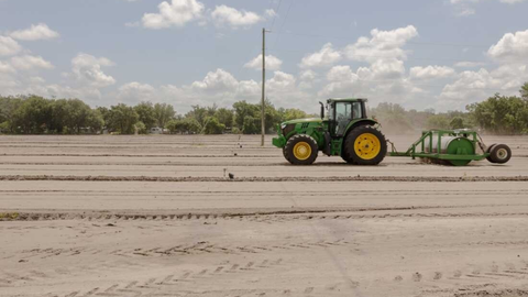 Un tractor prepara un campo de fresas fuera de temporada.