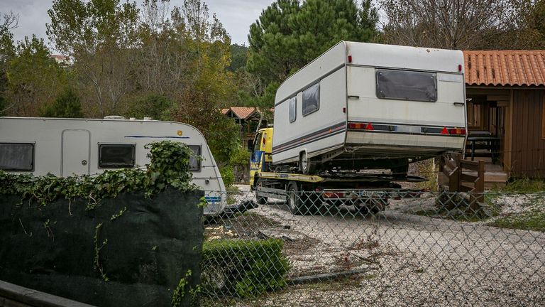 Incertidumbre y tensión mientras las caravanas empiezan a salir del cámping de Cabío