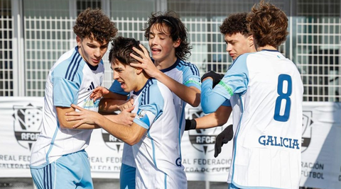 El muxi�n Ra�l Lema, en el centro, celebra uno de sus goles contra Canarias