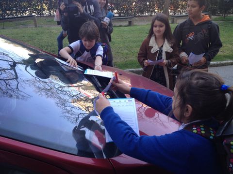 Ni�os multando a un infractor