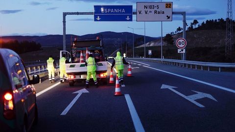 Operarios cortan la autovía para desviar el tráfico a la carretera donde se harán los controles fronterizos. 