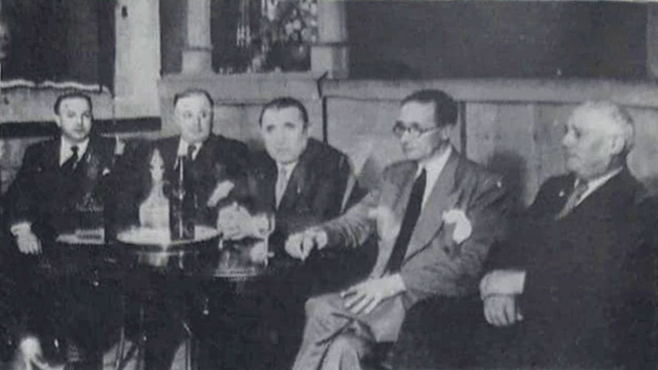 El abrazo interminable de dos hermanos de Pontevedra tras 42 aos sin verse.Castelao, segundo por la derecha, en una imagen de 1940 tomada en la Casa de Galicia de Montevideo y cedida por la institucin. Con l se encuentran el presidente de la entidad en aquel momento, Luis Luna; los directivos Jos Lorenzo y Hermenegildo Ruibal. El primero por la derecha es el escritor Antonio Alonso Ros 