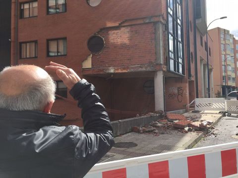 Un desvío provisional permite el tránsito frente al edificio.