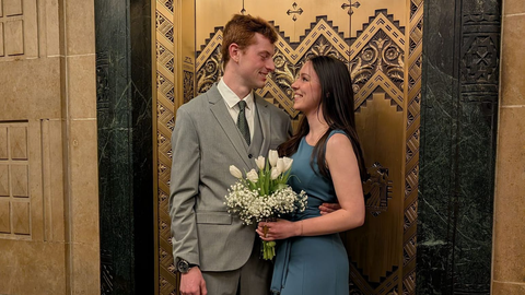 Isabel y Miles durante su boda civil.