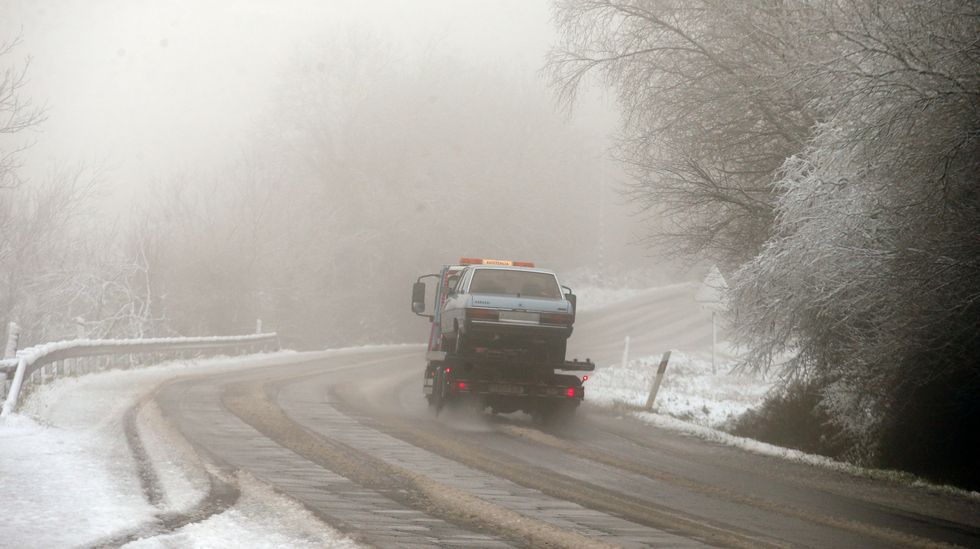 Nieve en la carretera de Quiroga a Folgoso do Courel.La vivienda se ubica en el n&uacute;cleo de San Xuli&aacute;n de Chorente, en Sarria