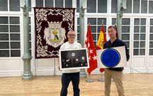 Jorge Meis y Jos� Pardo, con dos de las obras de la exposici�n, en la Casa del Reloj de Madrid