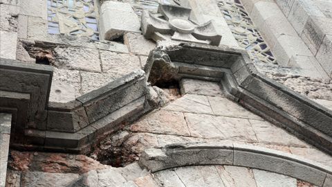 Daos del bombardeo de la Guerra Civil en la fachada de la iglesia de San Pedro de los Arcos de Oviedo