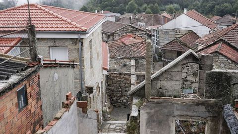 Varias casas y galpones de piedra siguen en ruinas tras los incendios de 2017 en Muimenta