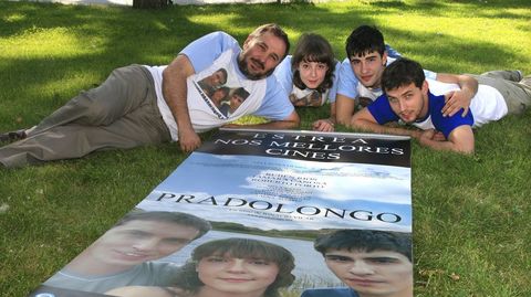 Tamara co director e os actores do filme Pradolongo, do que foi unha das protagonistas