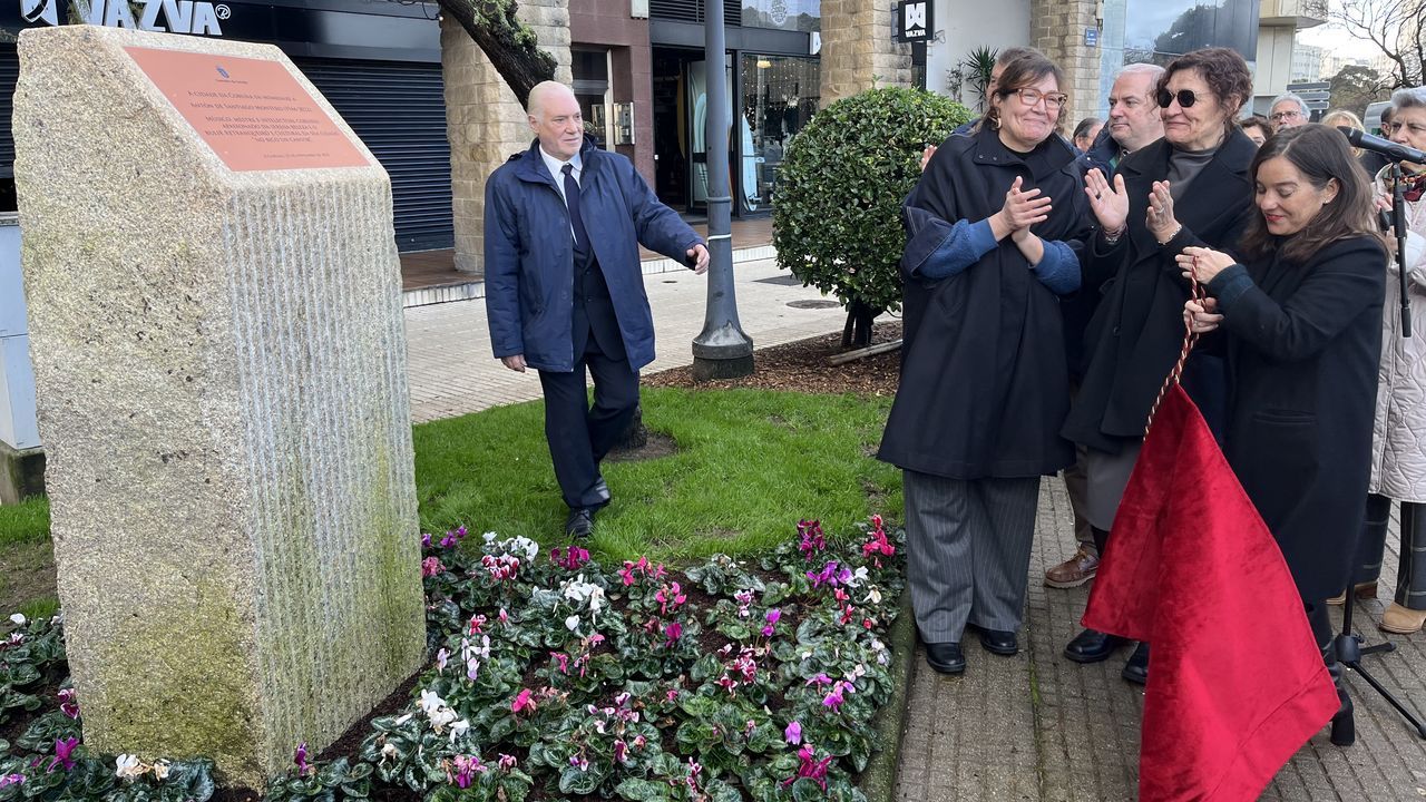 La alcaldesa, In�s Rey, junto a las hijas de Ant�n de Santiago tras descubrir el monolito con el que se le rindi� homenaje