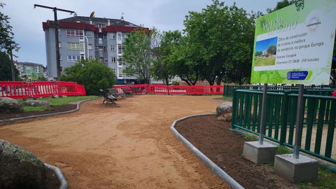 Mejora del pavimento en el parque de la Plaza de Europa, en Monte Porreiro