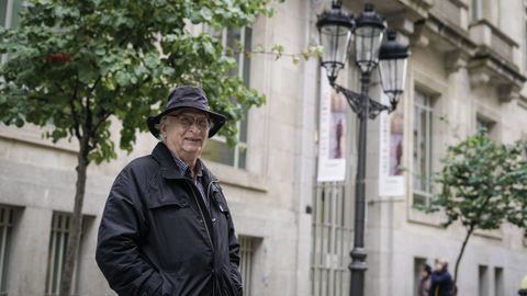 Vázquez-Martul, frente al centro Ángel Valente donde presentó una exposición de sus pinturas