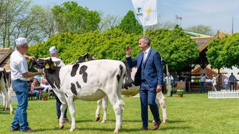Javier Álvarez Lastra, á dereita, salienta o nivel morfolóxico e xenético das vacas de Galicia.