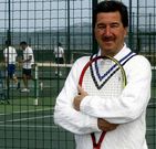 Fernando Rey Tapias lleva toda una vida ligado al tenis, desde hace aos en la enseanza.