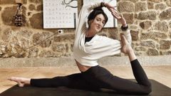 La ourensana Adriana Feijoo practicando una postura de yoga en su estudio, Spirit