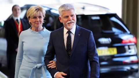 El presidente checo, Petr Pavel, llega a la recepcin con la primera dama, Eva Pavlova