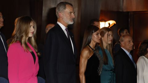 Los reyes Felipe VI  y Letizia , acompañados de la princesa Leonor  y la infanta Sofía, a su llegada a Oviedo para presidir el tradicional concierto de los Premios Princesa de Asturias