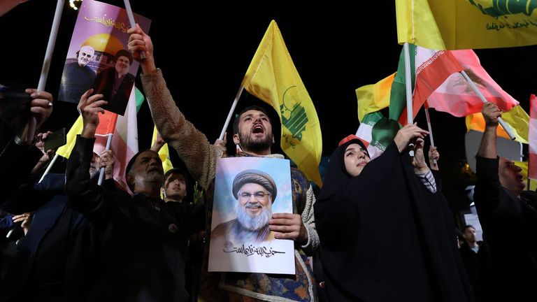 Un manifestante muestra su apoyo a Hezbolá en Teherán.
