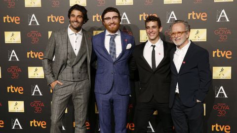Los actores nominados al mejor Actor Revelacin lex Garca, Manuel Burque y Miguel Herrn junto al director Fernando Colomo.