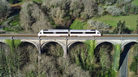Tren de ancho métrico cruzando el puente de Mera