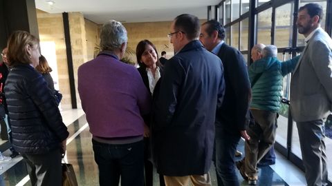 Soledad Saavedra, viuda de Álvarez Areces, recibe con un expesivo gesto las condolencias de Antonio Trevín y Fernando Goñi, entre otros